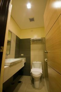 Ett badrum på Go Hotels Puerto Princesa