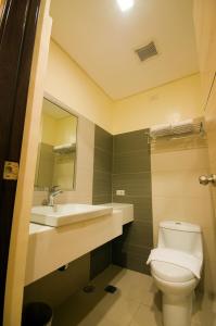 Ett badrum på Go Hotels Puerto Princesa