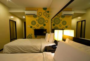 Go Hotels Puerto Princesa tesisinde bir odada yatak veya yataklar