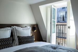 Rúm í herbergi á Hôtel La Tamise - Esprit de France