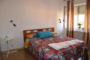 マテーラにあるB&B CASA CRISTALLOのベッドルーム1室(ベッド1台、テーブル、窓付)