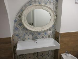 ナポリにあるD'home29のバスルーム(白い洗面台、鏡付)