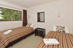 Llit o llits en una habitació de Waterfalls Estate - Falls Motel & Waterfront Campground