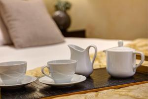 ローマにあるインタウン ラグジュアリー ハウスのベッドのトレイ(カップ、お茶セット付)