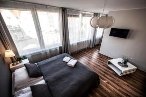 1 dormitorio con cama y ventana grande en Apartamenty Baszta, en Gdansk