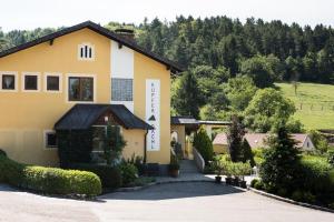 a house with a driveway in front of it at Kupfer-Dachl in Katzelsdorf