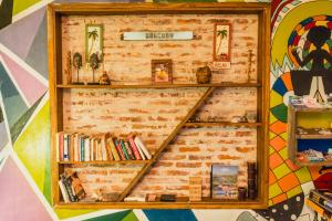 Knihovna v hostelu