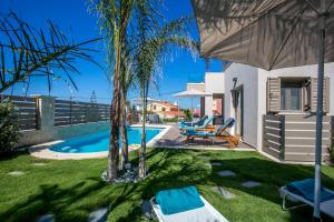 Bazén v ubytovaní Superior Villa Marina Mare Sauna Hammam alebo v jeho blízkosti