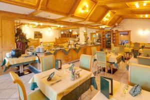 A restaurant or other place to eat at Hotel Antermoia
