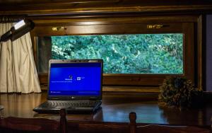 A television and/or entertainment centre at Hotel Can Blanc