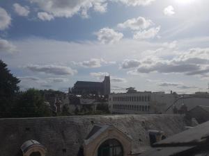 - une vue sur une ville avec des bâtiments et un ciel dans l'établissement Le 11 Bis, à Bourges