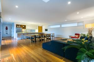 uma sala de estar com um sofá e uma mesa em C-Escape em Blairgowrie