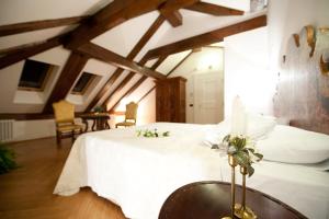 Tempat tidur dalam kamar di Charles Bridge Palace