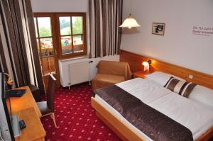 Postel nebo postele na pokoji v ubytování Hotel des Glücks - Landhotel Fischl