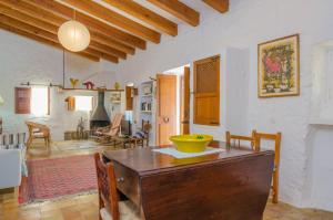 uma cozinha e sala de estar com mesa e cadeiras em Can Bolei em Sant Elm