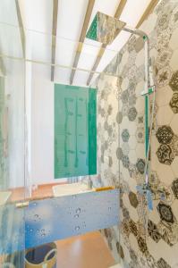 アルガイダにあるSa Creuのバスルーム(洗面台、鏡付)