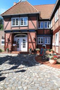 uma grande casa de tijolos com uma porta branca em Landhotel Klempau em Lübeck