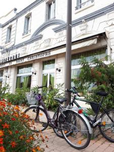 duas bicicletas estacionadas em frente a um edifício em Le Saint Christophe em Cosne Cours sur Loire