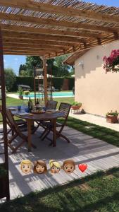 d'une terrasse avec une table et une pergola en bois. dans l'établissement Rustico del Chiasso, à Capannori