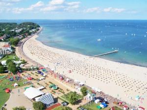 an aerial view of a beach with many people at Luxussuite 1A Meerblick, Maritim Residenz, 22er Stock, modernes Styling, am Strand in Travemünde