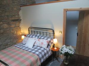 Postel nebo postele na pokoji v ubytování Danygraig Cottage
