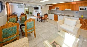 タンペレにあるマンゴ ホテルのリビングルーム(テーブル、椅子付)