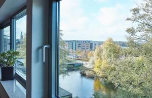 una finestra con vista sul fiume di Radisson Hotel Papirfabrikken Silkeborg a Silkeborg