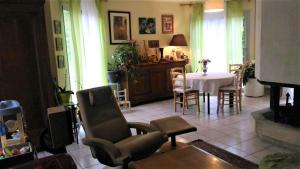 a living room with a table and chairs at Maison La Chapelle in La Chapelle-des-Fougeretz