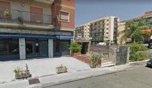 een lege straat in een stad met gebouwen bij Letizia's House in Catania