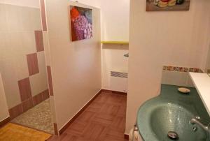 Salle de bains dans l'établissement Gite Lavandes