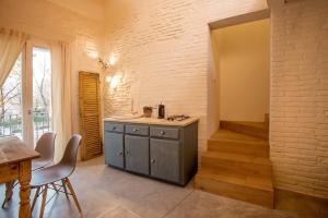uma cozinha com um armário azul e uma escada em Sasaràl Suites em Cesena