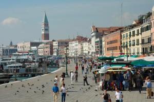 una multitud de personas caminando en una calle de la ciudad en Cà Lirica, en Venecia