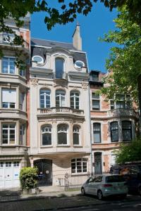un edificio con un coche aparcado delante de él en Appartement Chic, en Bruselas