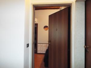 ヴェローナにあるCasa Veronaの廊下のある部屋への開放ドア