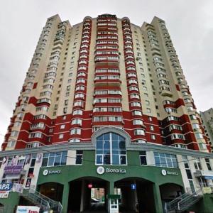 ein großes Apartmenthaus mit Rot und Weiß in der Unterkunft Apartments naDobu on Poznyaki - Kiev in Kiew