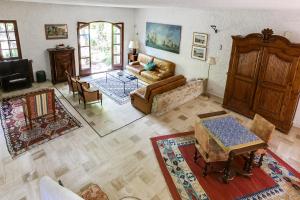 a living room with a couch and a table at LA BERGERIE, ROCBARON in Rocbaron