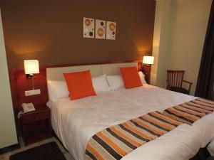 Giường trong phòng chung tại Hotel Anunciada