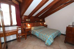 A bed or beds in a room at Albergo Santo Spirito