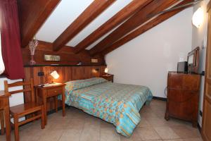 A bed or beds in a room at Albergo Santo Spirito