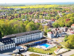 an aerial view of a building with a swimming pool at Luxussuite 1A Meerblick, Maritim Residenz, 22er Stock, modernes Styling, am Strand in Travemünde