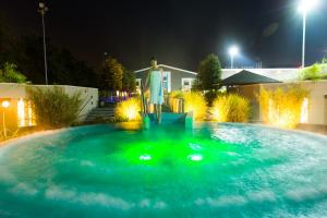 een zwembad in een tuin 's nachts bij Hotel & Wellness Zuiver in Amsterdam