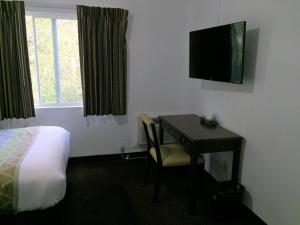TV a/nebo společenská místnost v ubytování Westward Inn