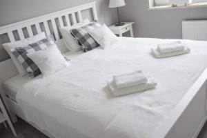 ヤストシェンビャ・グラにあるApartament Nastiletの白い枕2つが付いた大きな白いベッド