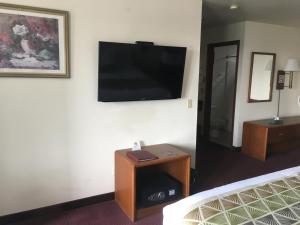 TV a/nebo společenská místnost v ubytování Westward Inn