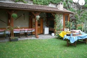 a patio with a table and chairs and a house at 70m² großes Apartment mit Gartenzugang in Vienna