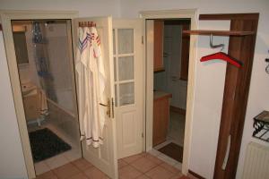 a bathroom with a shower and a closet with a door at 70m² großes Apartment mit Gartenzugang in Vienna