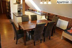 Kuchyňa alebo kuchynka v ubytovaní Apartmány Horní Planá