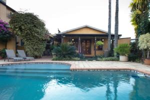 Πισίνα στο ή κοντά στο Pin Oak Cottage