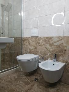 Ένα μπάνιο στο Bristol Hotel Tirana