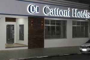 ein Gebäude mit einem Schild, das C Calcium-Hotels liest in der Unterkunft Hoteis Cattoni in Lages